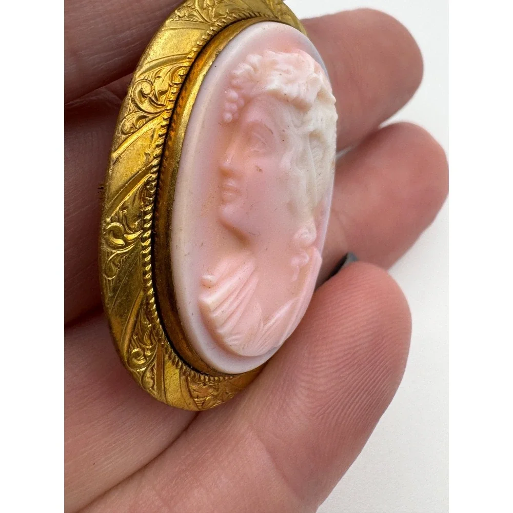 Vintage Cameo Brooch Resin 1.5